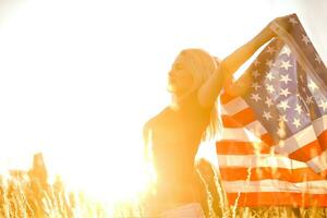 mooi jong vrouw met Verenigde Staten van Amerika vlag foto