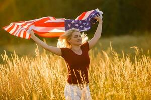 mooi jong vrouw met Verenigde Staten van Amerika vlag foto