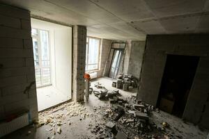 breken de muur voor vernieuwing en bouwen de deur voor Ingang van gebouw. kruiwagen met gebroken bakstenen in plaats bouw. foto