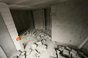 muur verpletterd in puin kamer in appartement klaar voor vernieuwing met vernietigd verpletterd muur slopen foto