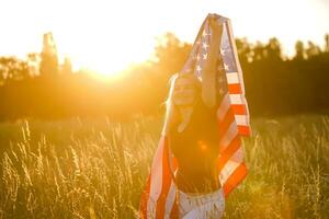 mooi jong vrouw met Verenigde Staten van Amerika vlag foto