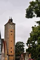 een klok toren in de midden- van een stad- foto