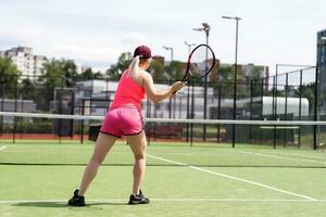 vrouw spelen tennis en aan het wachten voor de onderhoud foto