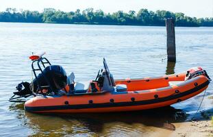 stijf opblaasbaar boot uit Aan zee in de buurt een eiland Aan een zonnig dag foto