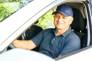 glimlachen gelukkig ouderen senior Mens in de nieuw auto foto