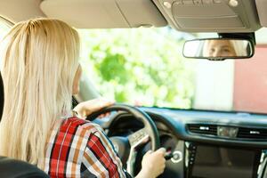 glimlachen vrouw zittend in auto foto