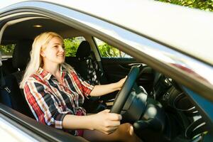 glimlachen vrouw zittend in auto foto