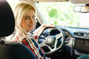 jong vrouw het rijden haar auto foto