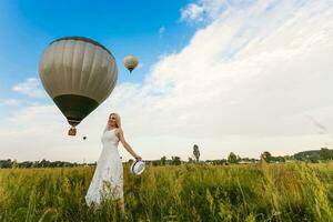 een toerist vrouw genieten van geweldig visie van de ballonnen. gelukkig reizen concept foto