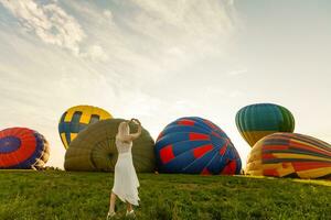 een toerist vrouw genieten van geweldig visie van de ballonnen. gelukkig reizen concept foto