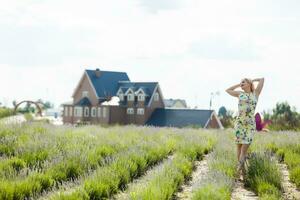 vrouw staand met Open armen Aan een lavendel veld- foto