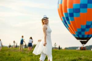 verbazingwekkend visie met vrouw en lucht ballon. artistiek afbeelding. schoonheid wereld. de gevoel van compleet vrijheid foto