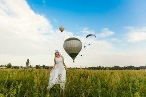 vrouw en een heet lucht ballon, zomer foto