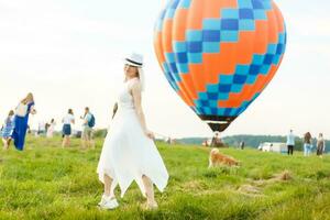 verbazingwekkend visie met vrouw en lucht ballon. artistiek afbeelding. schoonheid wereld. de gevoel van compleet vrijheid foto