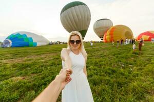 een toerist vrouw genieten van geweldig visie van de ballonnen. gelukkig reizen concept foto