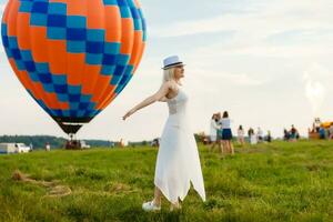 een toerist vrouw genieten van geweldig visie van de ballonnen. gelukkig reizen concept foto