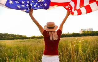 mooi jong vrouw met Verenigde Staten van Amerika vlag foto