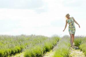 vrouw staand Aan een lavendel veld- foto