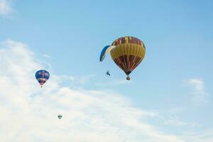 heet lucht ballon over- blauw lucht. samenstelling van natuur en blauw lucht achtergrond foto