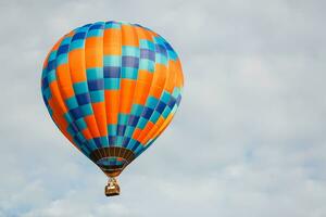 heet lucht ballon over- blauw lucht. samenstelling van natuur en blauw lucht achtergrond foto