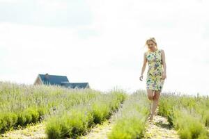 vrouw staand Aan een lavendel veld- foto