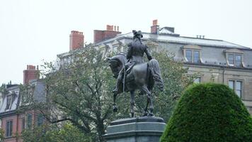 de stad visie met de oud gebouwen en straat in de regenachtig dag foto