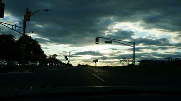 de snelweg landschap met wolken en zonsondergang lucht net zo achtergrond foto