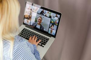 bijgesneden beeld van zakenvrouw gebruik makend van laptop Bij bureau foto