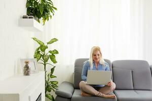 een vrouw is werken van een afstand gebruik makend van video conferenties en vergaderingen en werk van een afstand van huis, geslaagd werk foto