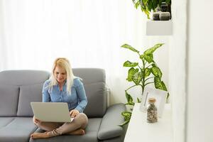 vrouw Holding laptop voor online boodschappen doen foto