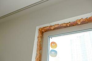 werkwijze installatie hellingen van venster. gebruik makend van een kreunen schuim. foto