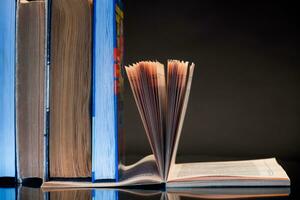 Open boek voor lezing en een stack van boeken foto