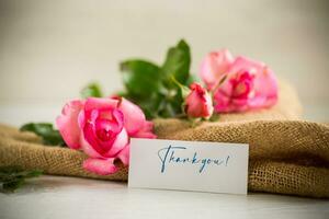 roze mooi zomer rozen Aan houten tafel foto