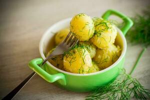 gekookt vroeg aardappelen met boter en vers dille in een kom foto