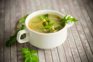 zomer licht soep met havermout en rucola in een bord foto