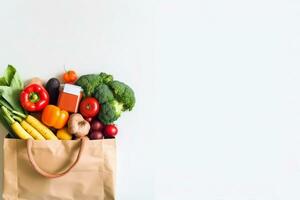 ai gegenereerd levering gezond voedsel achtergrond. veganistisch vegetarisch voedsel in papier zak groenten en fruit Aan wit, kopiëren ruimte, banner.kruidenier boodschappen doen voedsel supermarkt en schoon veganistisch aan het eten concept. foto