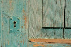 een oud houten deur met een sleutelgat foto