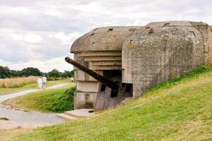 een groot beton bunker met een kanon Aan top foto