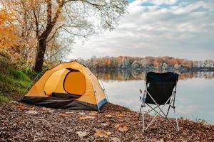 tent op het strand van het meer herfst herfst seizoen foto