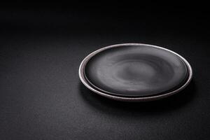 leeg ronde keramisch bord net zo een item van keuken gereedschap foto