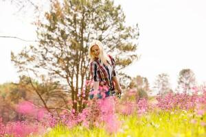 levensstijl zomer beeld van mooi blond hipster vrouw met zak pak op reis en genieten van, elegant vers Look, gelukkig stemming, zonnig kleuren, reizen concept, emoties. foto