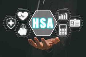 hsa, Gezondheid spaargeld account concept, zakenman hand- Holding Gezondheid spaargeld account icoon Aan virtueel scherm, geld besparing, Gezondheid verzekering, medisch, bijdrage en financieel. foto