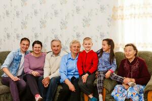 gelukkig groot familie Aan de sofa Bij huis foto