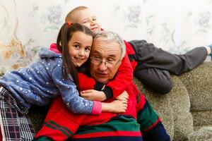 opa besteedt tijd met kleinkinderen in de leven kamer foto