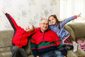 opa besteedt tijd met kleinkinderen in de leven kamer foto