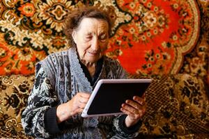 technologie, oud leeftijd en mensen concept - gelukkig senior vrouw hebben video telefoontje Bij huis in avond foto