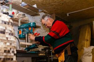 timmerman werken in een werkplaats voor de productie van wijnoogst meubilair foto