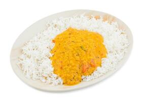 Indisch traditioneel keuken dal bakken of rijst- ook weten net zo dal chawal, daal chawal, dal rijst, geheel geel linze met rijst- of dal tadka, daal bakken geserveerd met rijst- geïsoleerd Aan wit achtergrond foto