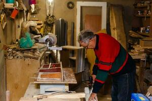 beeld van volwassen timmerman in de werkplaats foto