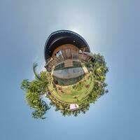 Indisch stad- Aan weinig planeet in blauw lucht, transformatie van bolvormig 360 panorama. bolvormig abstract visie met kromming van ruimte. foto